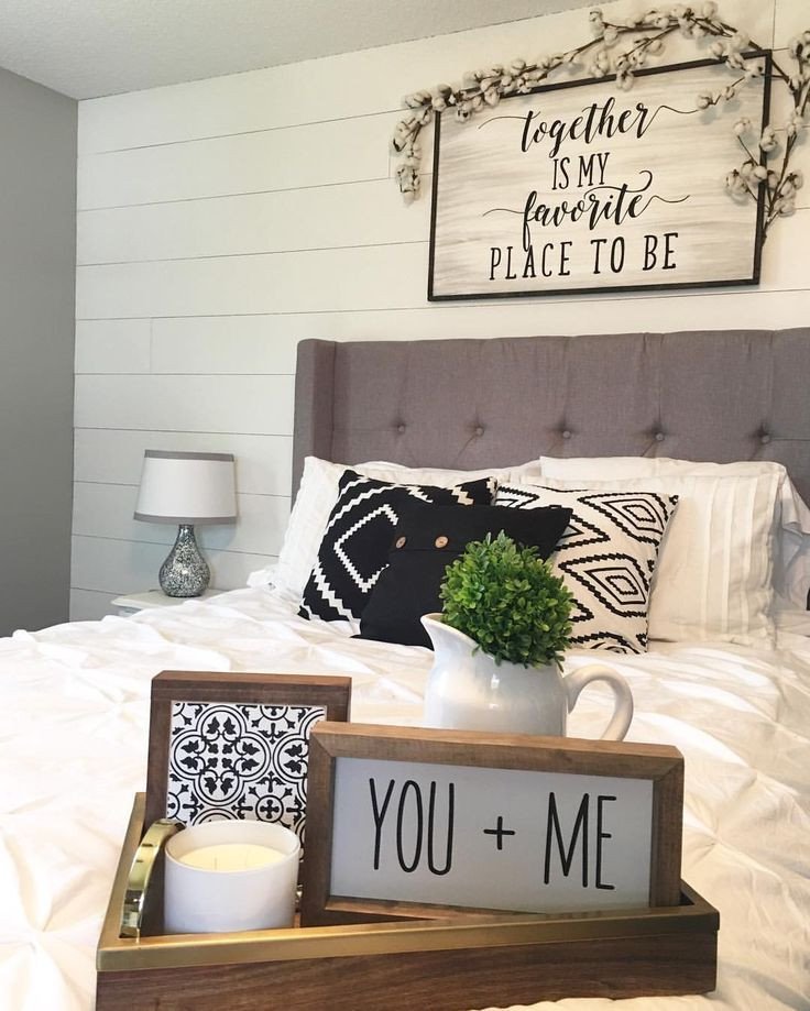 Black and White Farmhouse Decor New Master Bedroom Decor Shiplap Wall Black &amp; White Farmhouse Style Farmhouse Decor Modern