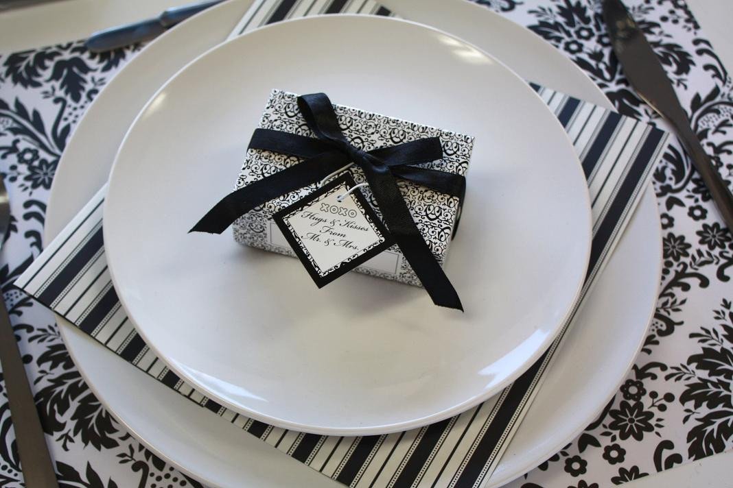 Black and White Table Decor Unique Unique Simplicity Of Black &amp; White