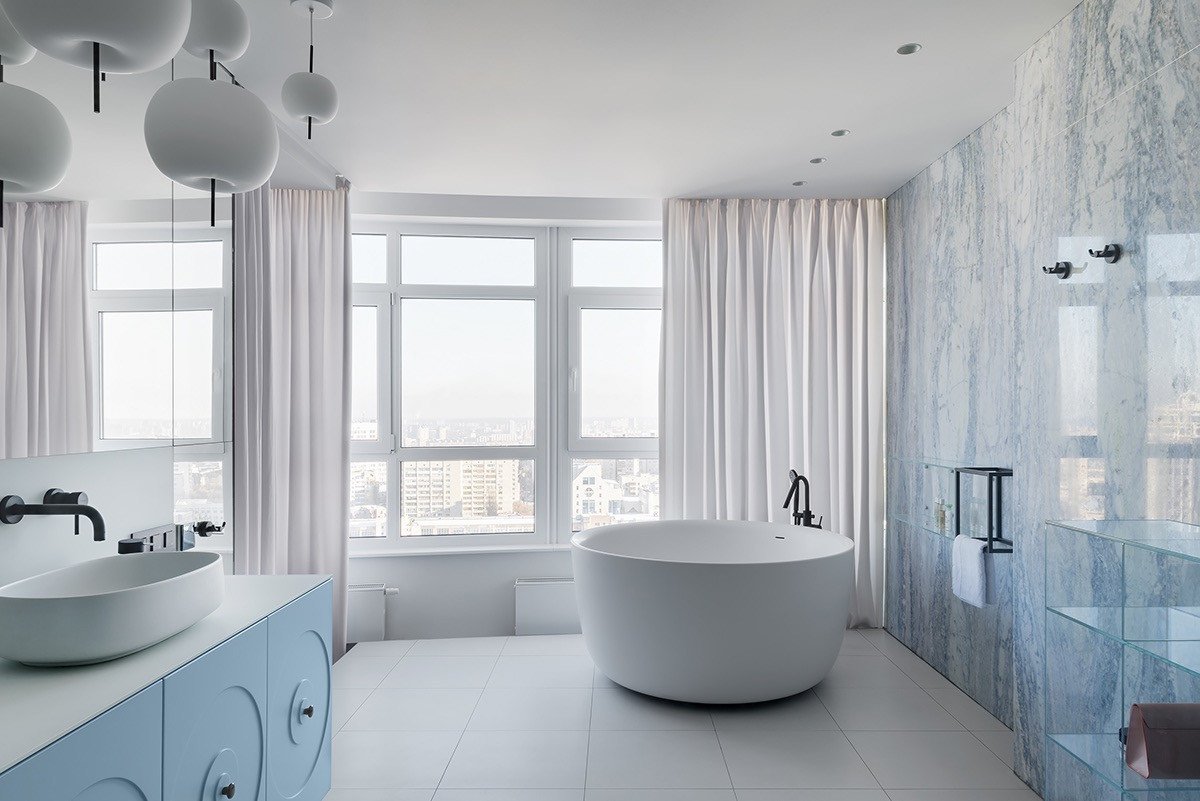 Blue and White Bathroom Decor Elegant Bold and Breezy Interiors that Mix Blue and Pink Decor with Red Accents