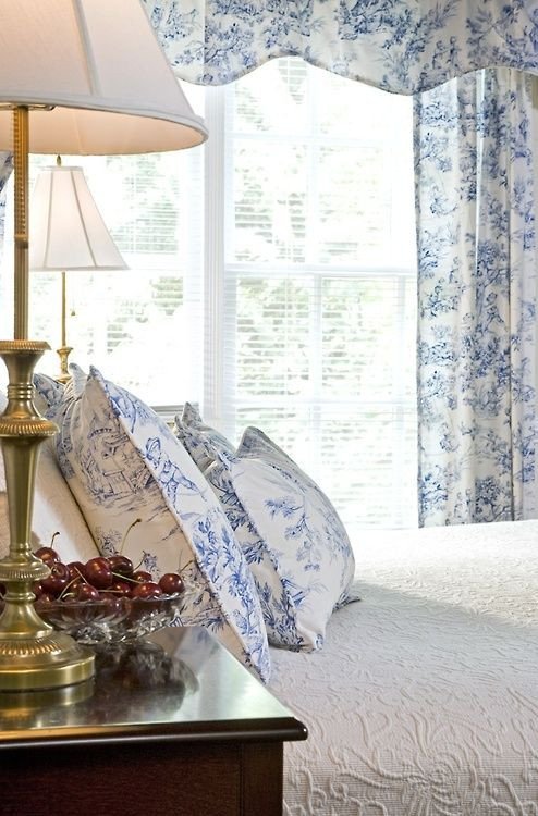 Blue and White Bedroom Decor Lovely toile Blue and White and White Bedrooms On Pinterest