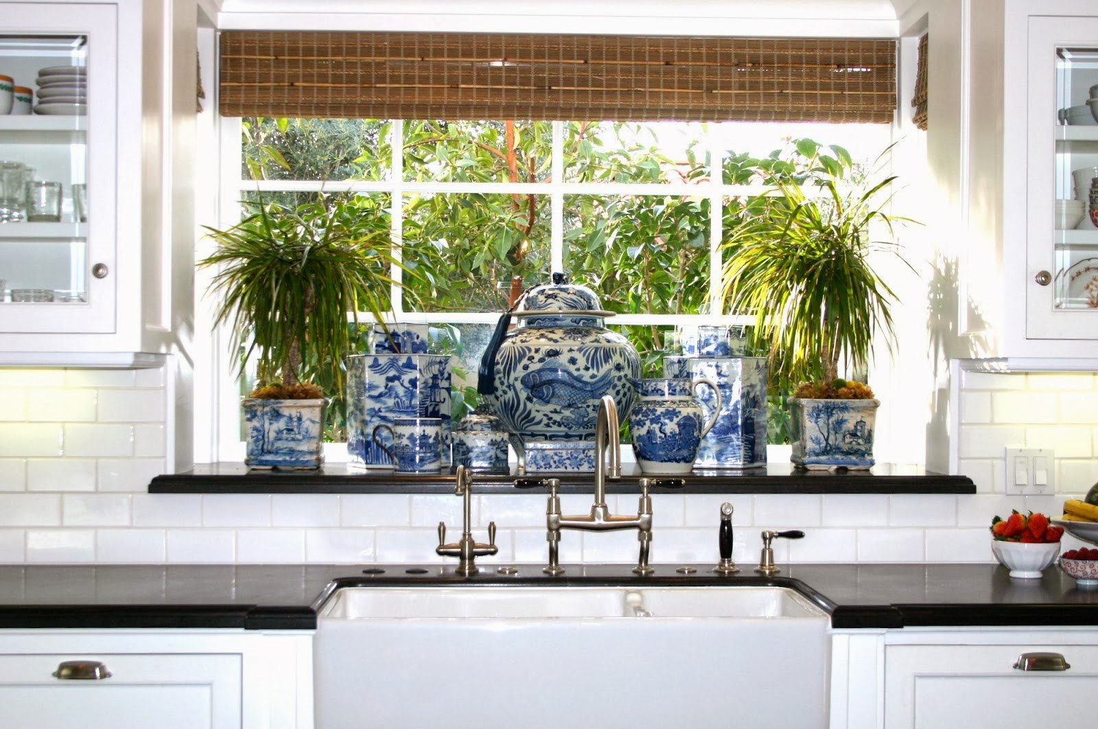 Blue and White Kitchen Decor Unique the Glam Pad 25 Classic White Kitchens with Blue &amp; White Accessories