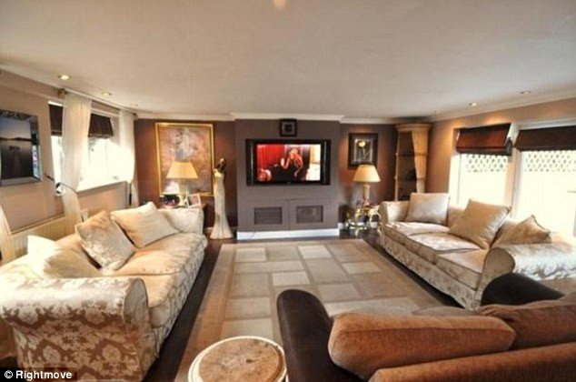 Comfortable Living Roomfor Movie Watching Elegant assault Suspect Fred Starr Puts His Four Bedroom Mansion Up for Sale for £900 000