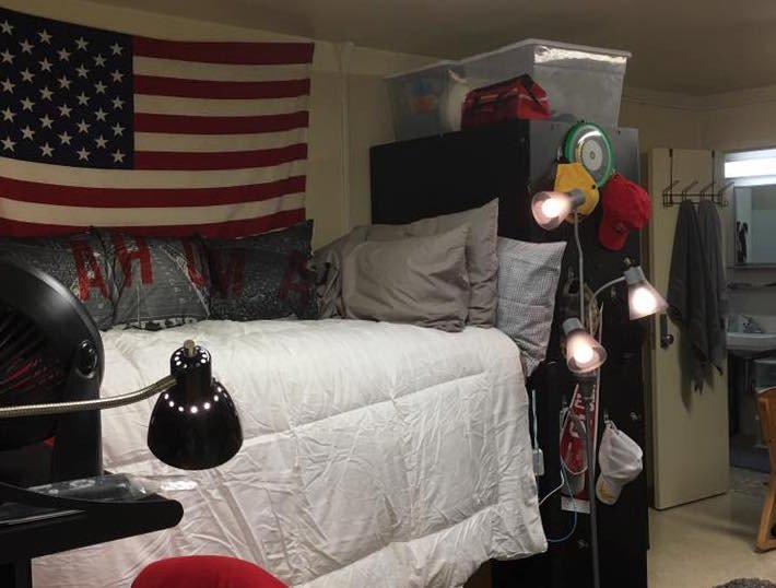 Cool Room Decor for Guys Awesome 3 Easy Ways to Make A Guy S Dorm Room Look Great