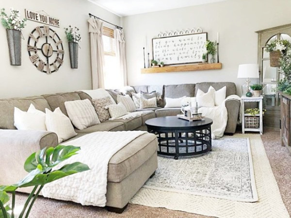 35 Beautiful Farmhouse Living Room With Rug