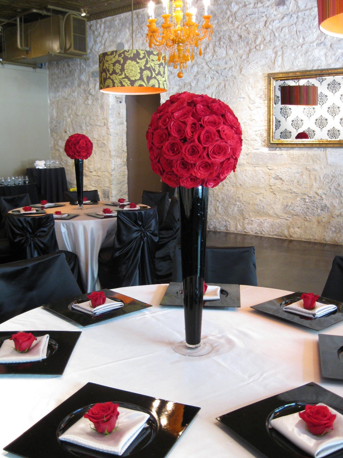 Red and Black Table Decor Elegant Chic and Elegant Style