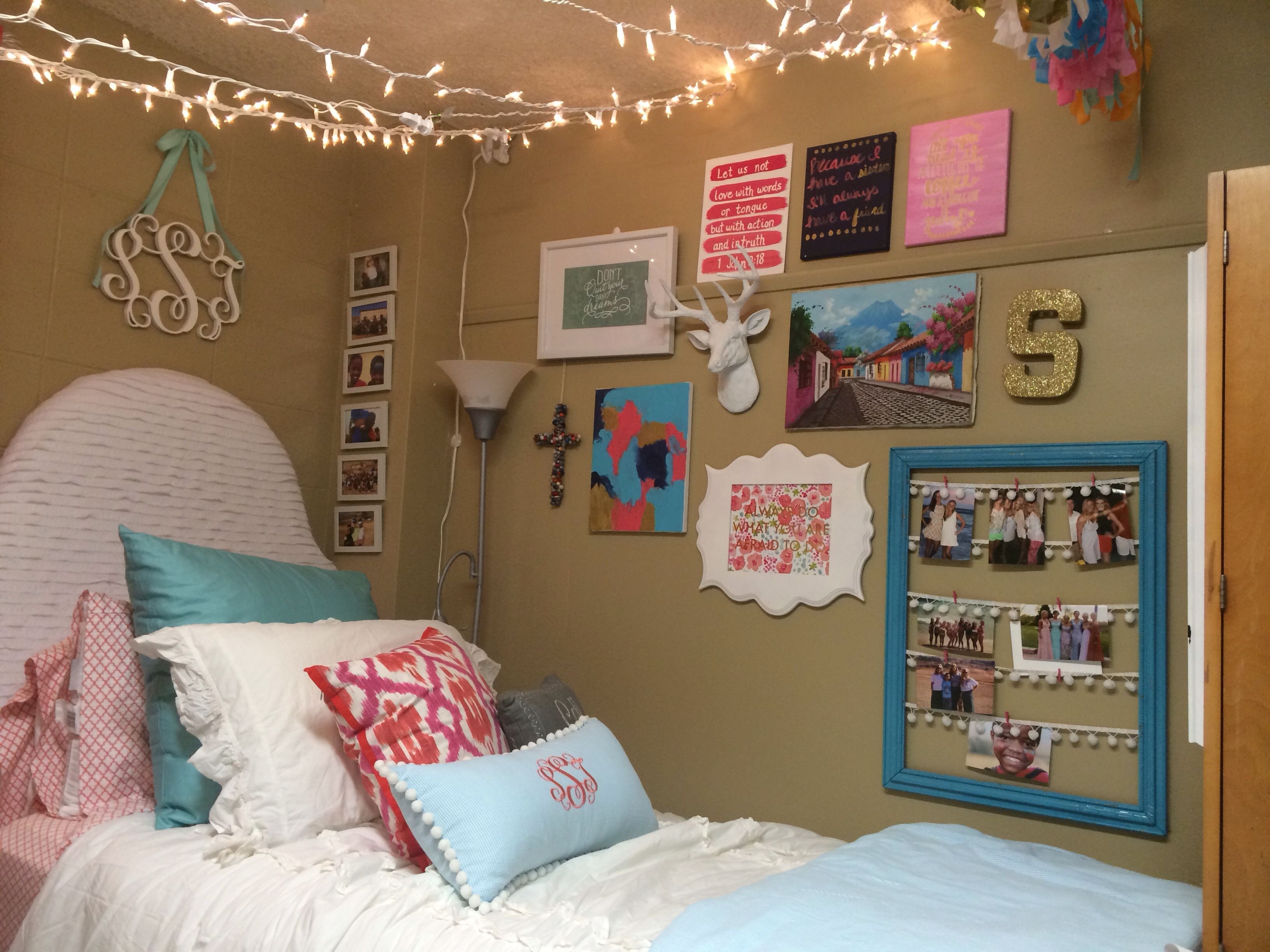 Wall Decor for Dorm Rooms Beautiful Crosby Dorm Ole Miss Love the Gallery Wall and Lights Dorm Ideas Pinterest