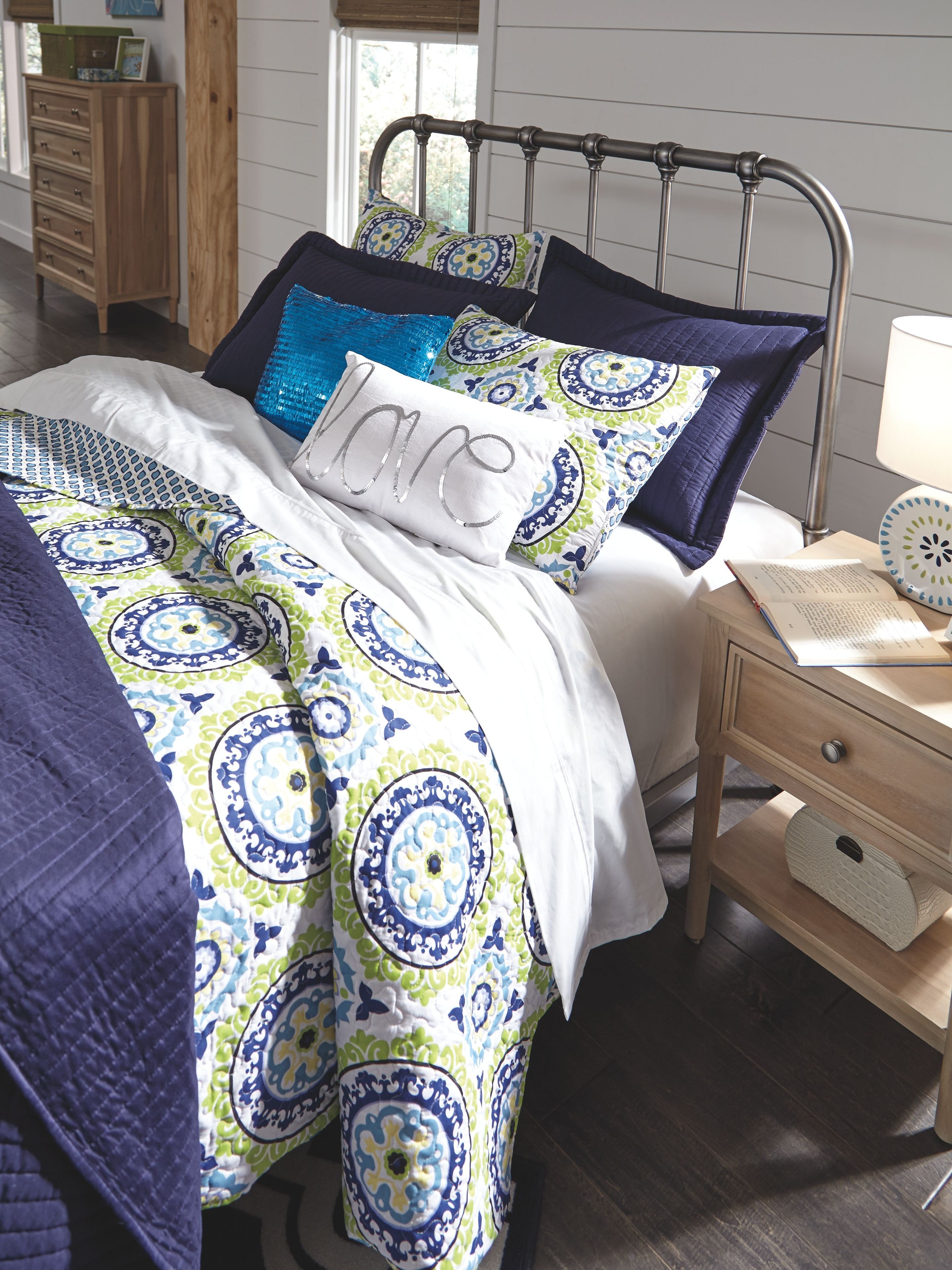 Kathy Ireland Bedroom Furniture Luxury Signature Design by ashley Bedroom Nashburg Queen Metal Bed