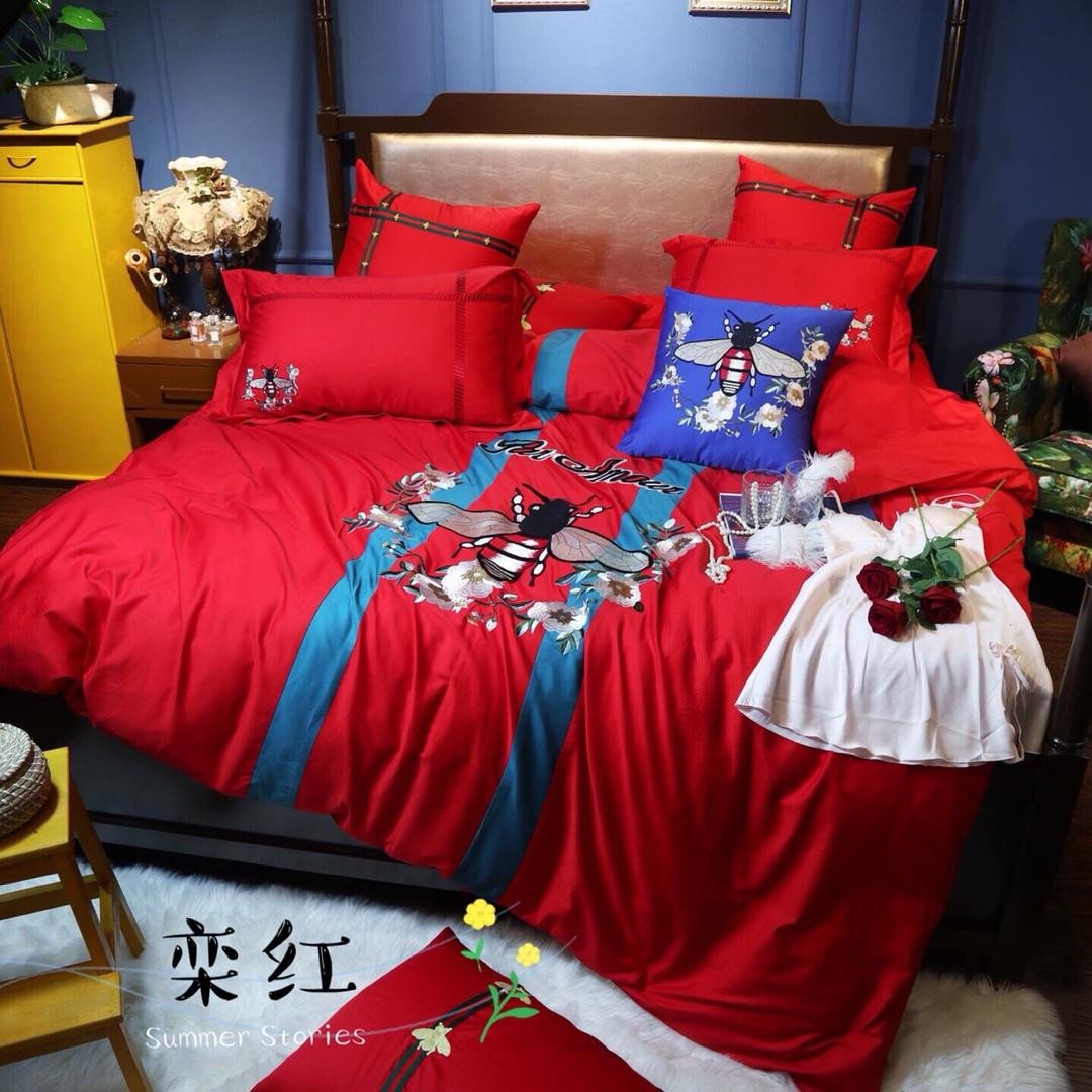 Red and Black Bedroom Set New Fashion Brand Long Staple Cotton Patchwork Embroidery Bee Bed Sets New High End Guc Series Cotton Red Bed Sets Black forter Sets Duvet Covers Full