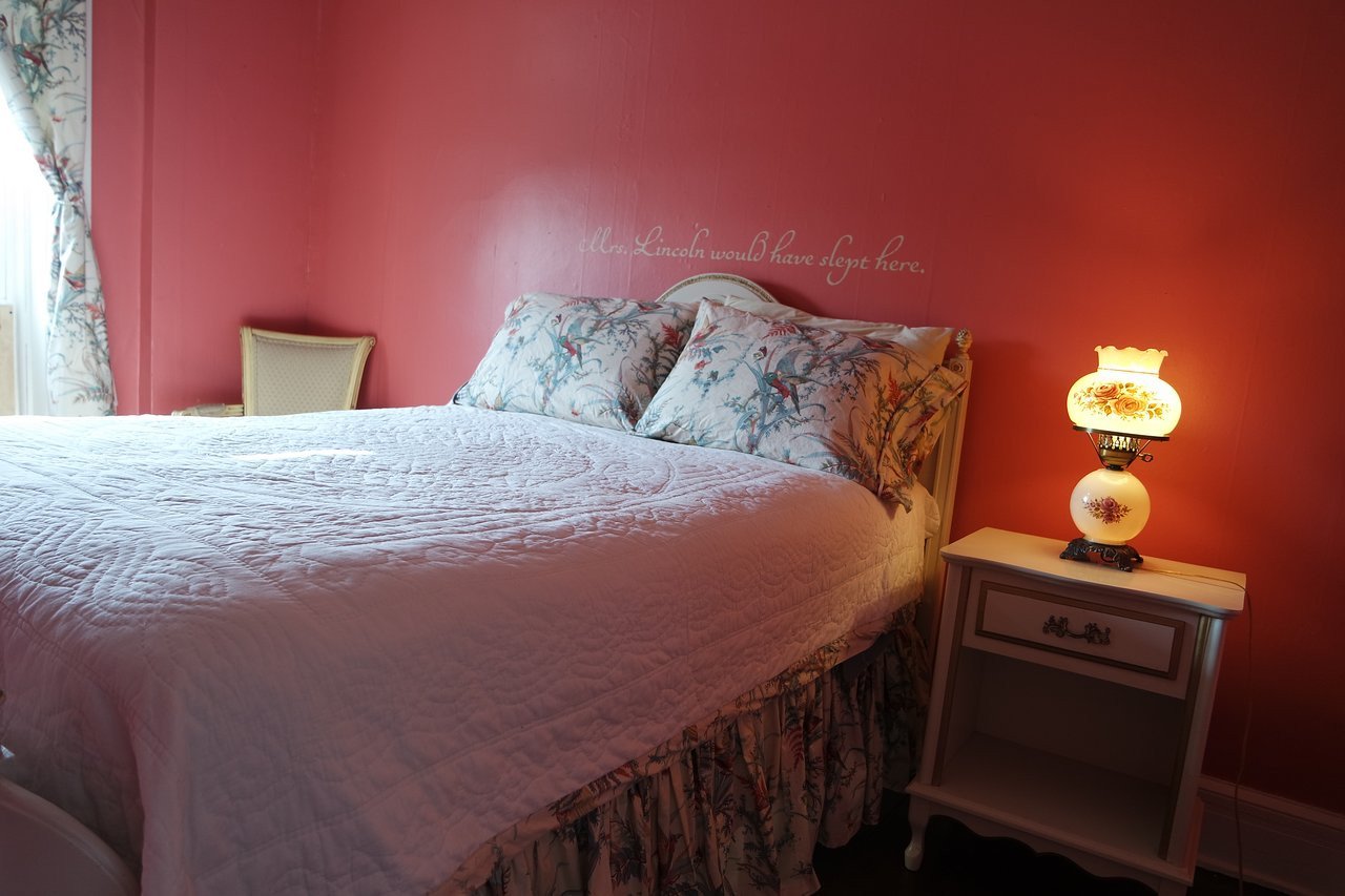 Red and Brown Bedroom Inspirational Bridgewater Inn Guest House Reviews Mount Carroll Il