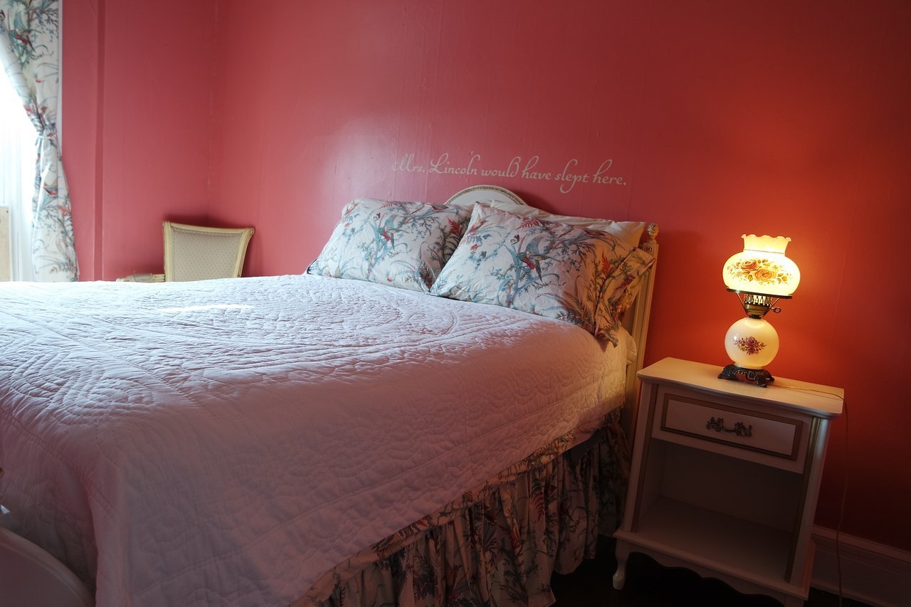 Red and Brown Bedroom Inspirational Bridgewater Inn Guest House Reviews Mount Carroll Il